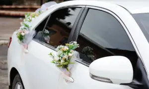 Koszty wynajmu auta do ślubu: Jak nie przepłacić? Poradnik