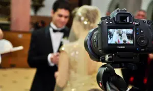 Aparat fotograficzny nagrywa ślub parę młodą w kościele.