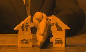 Drewniane puzzle w kształcie domów podzielone na dwie części, symbolizujące podział majątku.