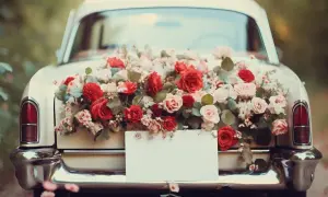 Jak udekorować auto do ślubu? Trendy, DIY i bezpieczne triki.