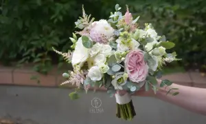 Bukiet ślubny z różowymi i białymi eustoma, różami, astrancją i eukaliptusem. Delikatne eustoma kolory dodają lekkości.
