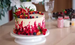 Żywe kwiaty na tort: Jak wybrać i przygotować bezpieczne dekoracje?