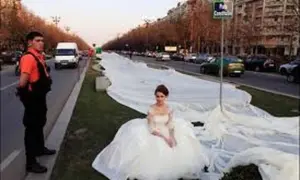 Jak podpiąć tren w sukni ślubnej? Spokój i elegancja na weselu