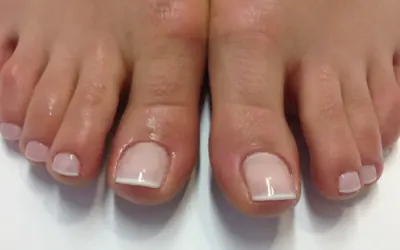 Delikatne, francuskie paznokcie u stóp. Idealny pedicure ślubny, który podkreśli elegancję w tym wyjątkowym dniu.