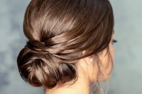 Eleganckie upięcie z półdługich włosów, idealne na wesele. Fryzury na średnie włosy w tym stylu dodają klasy.