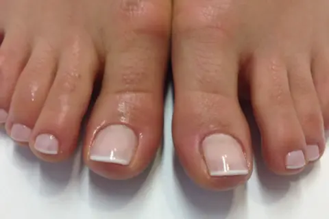 Delikatne, francuskie paznokcie u stóp. Idealny pedicure ślubny, który podkreśli elegancję w tym wyjątkowym dniu.