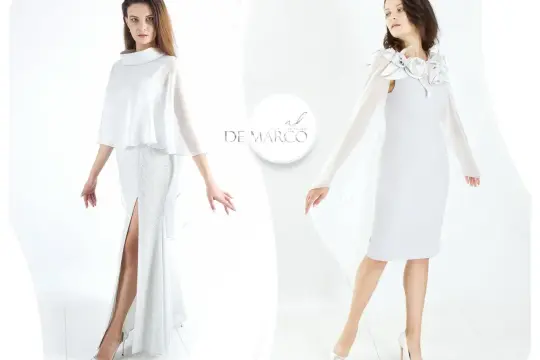 Elegancka stylizacja na wesele dla mamy: biała sukienka z trenczem i błyszcząca kreacja z rozcięciem.