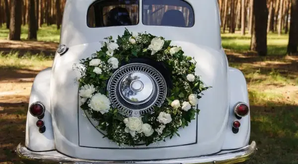 Jak wybrać auto do ślubu? Style, koszty, logistyka i porady