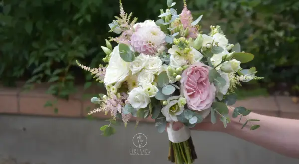 Bukiet ślubny z różowymi i białymi eustoma, różami, astrancją i eukaliptusem. Delikatne eustoma kolory dodają lekkości.