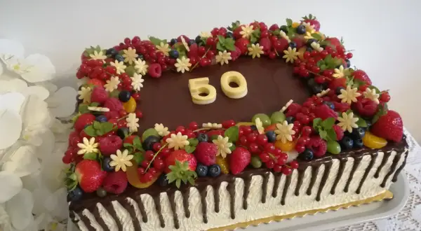 Jak udekorować prostokątny tort owocami? Poradnik krok po kroku