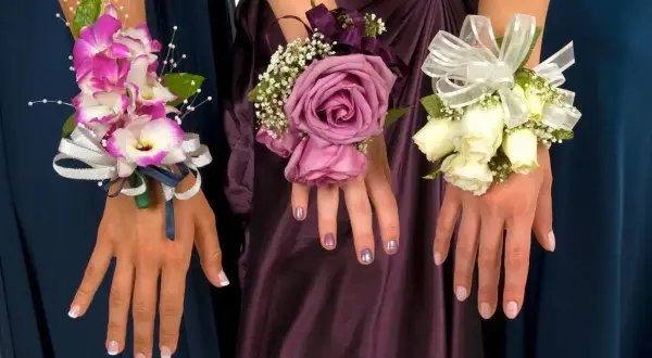 Trzy eleganckie korsarze dla świadkowej: różowe orchidee, fioletowa róża i bukiecik białych róż, ozdobione wstążkami i zielenią.