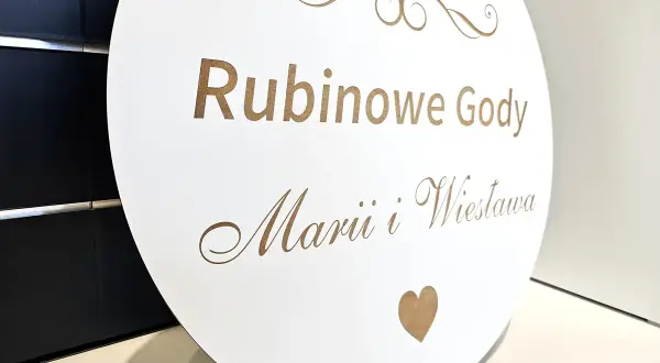 Okrągła biała tablica z napisem "Rubinowe Gody" i imionami, ozdobiona cyfrą 40 i sercem.