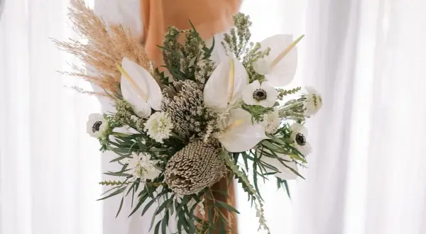 Piękny bukiet ślubny z kaliami, anemonami i trawami. Idealne kwiaty do bukietu ślubnego w stylu boho.