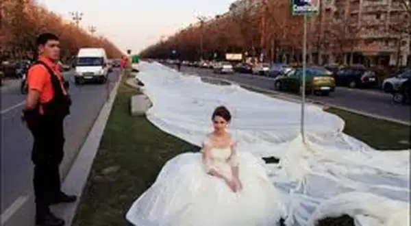 Jak podpiąć tren w sukni ślubnej? Spokój i elegancja na weselu