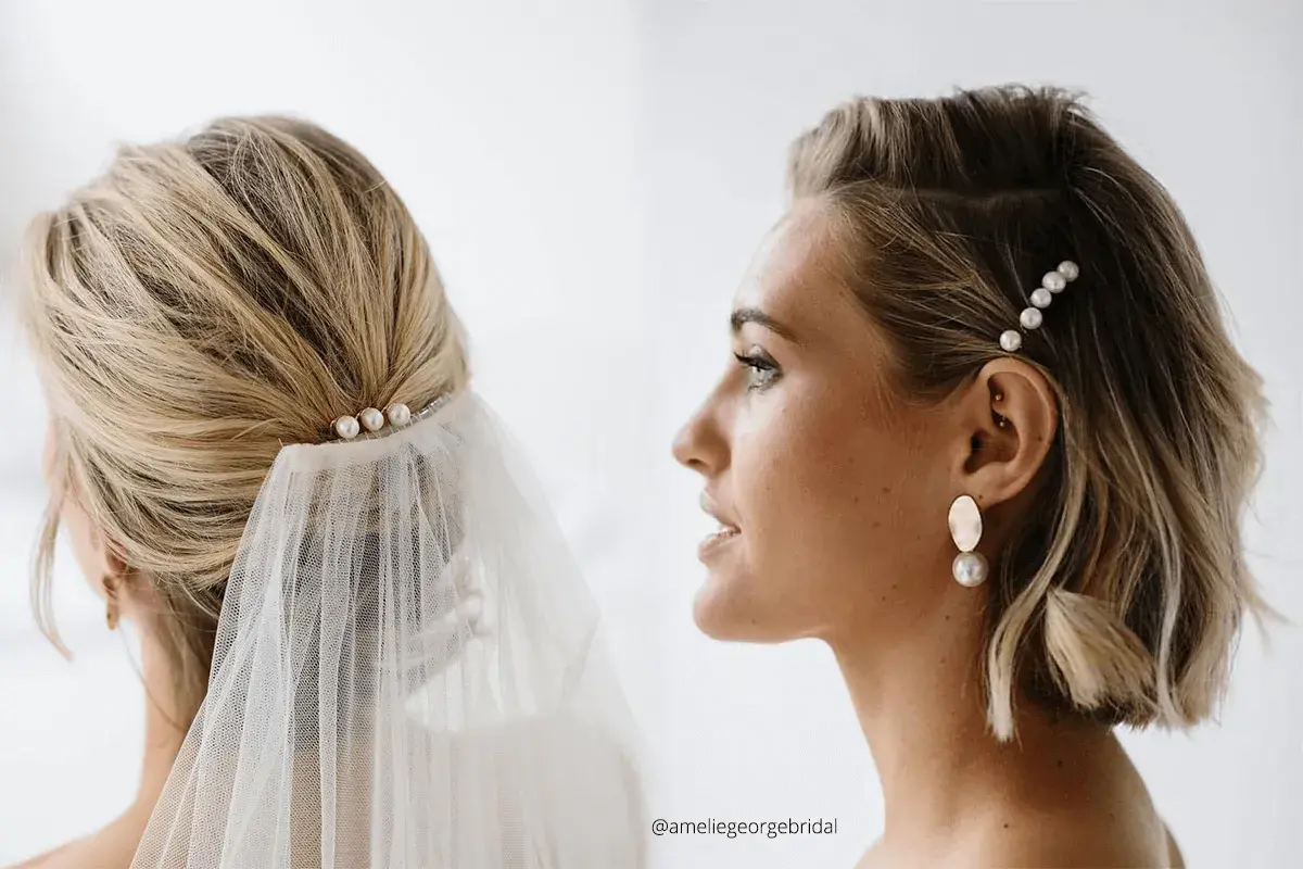 Elegancka fryzura boho z krótkimi włosami, ozdobiona perłowymi wsuwkami i welonem.