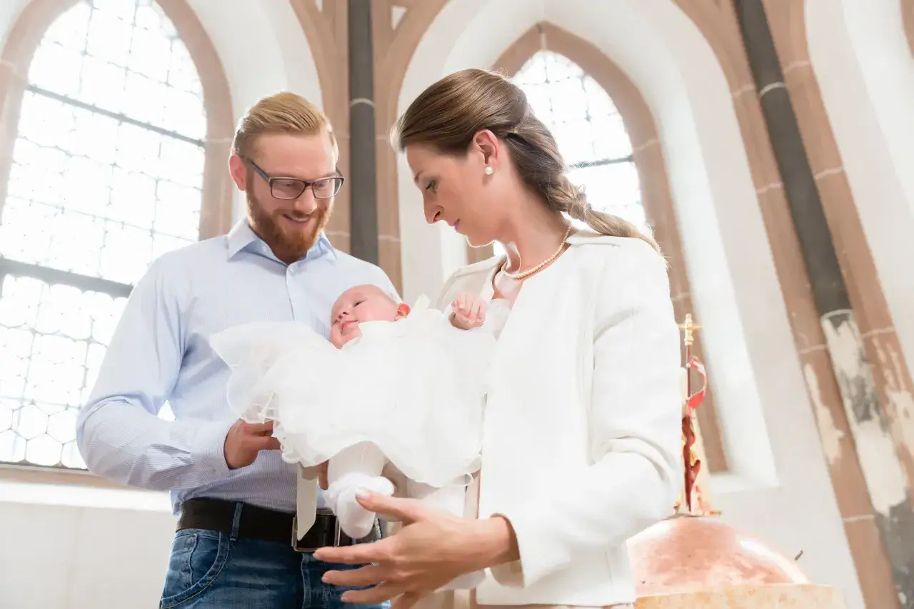 Rodzice z dzieckiem i świadkami chrztu w kościele