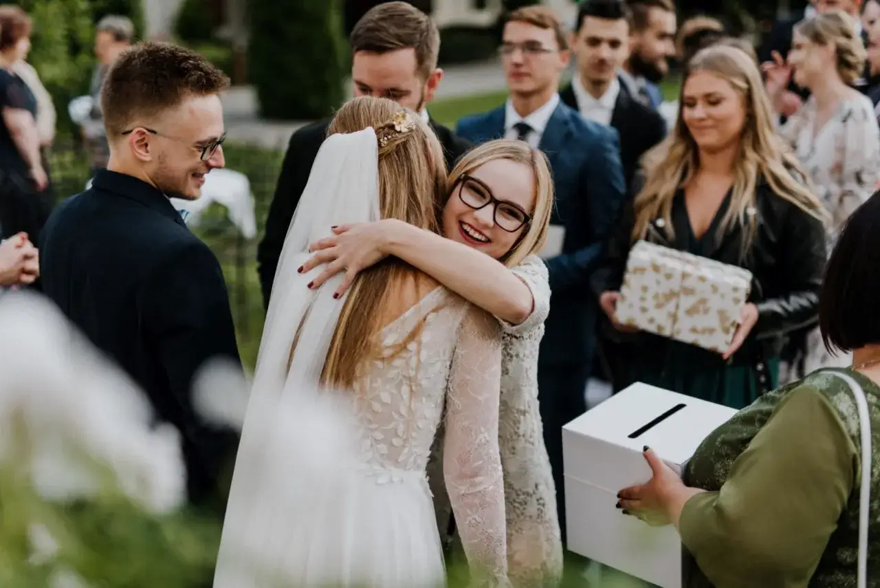 wręczanie koperty na weselu