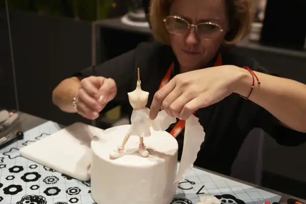 Jak zrobić figurki na tort? Poradnik mistrza krok po kroku